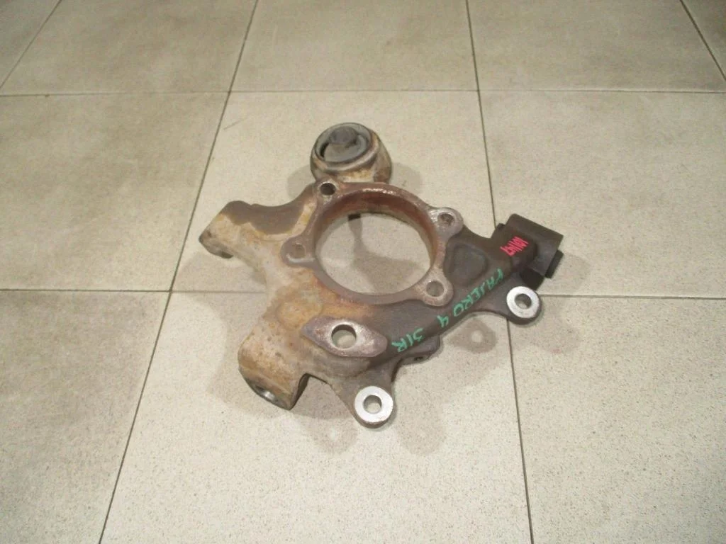 Кулак поворотный задний правый Mitsubishi Pajero 4 2008 V80, V90