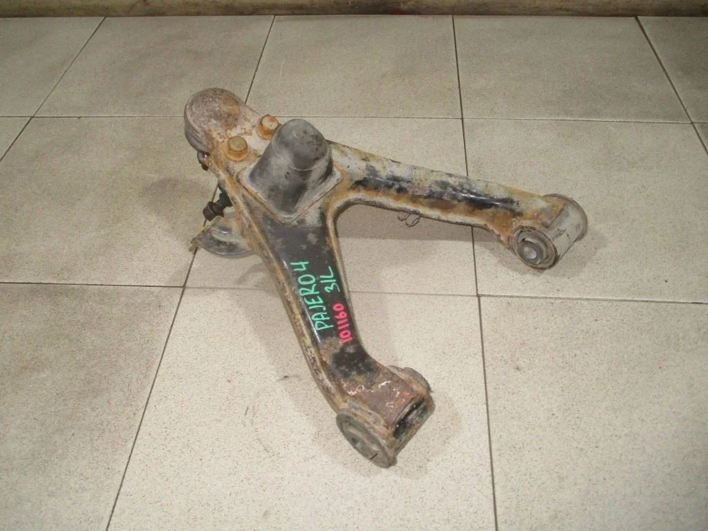 Рычаг задний верхний левый Mitsubishi Pajero 4 2008 V80, V90