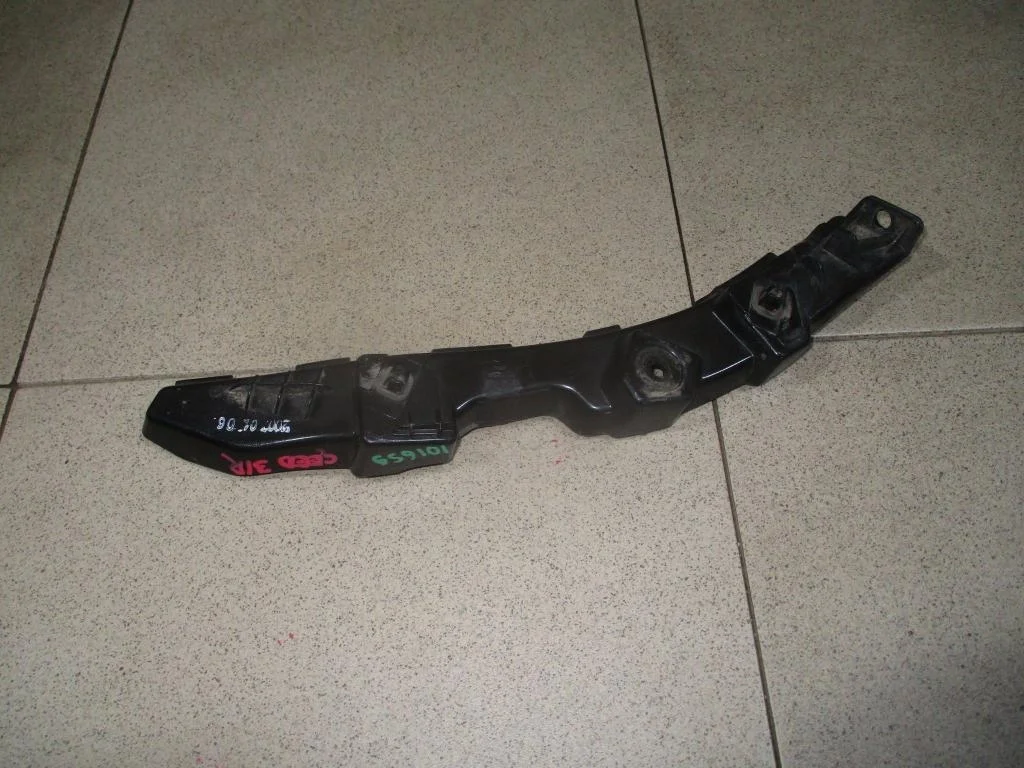 Кронштейн заднего бампера правый Kia Ceed 1 2007