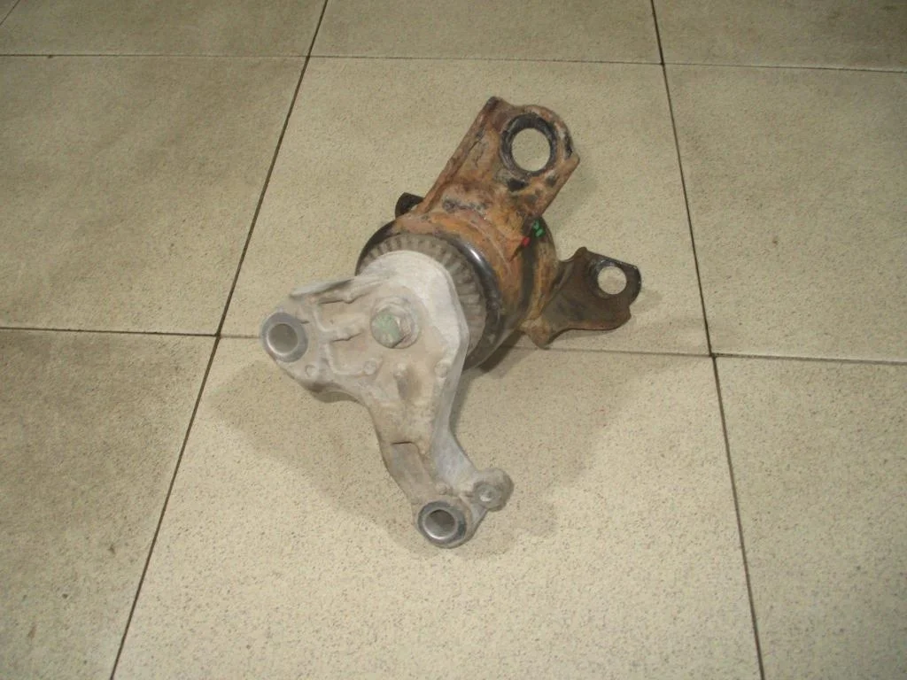 Опора двигателя правая Ford Fiesta 2008 6