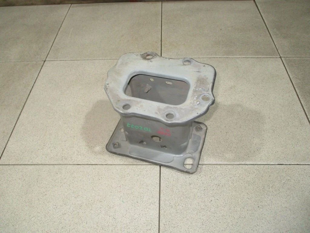 Кронштейн усилителя переднего бампера левый Kia Ceed 1 2007