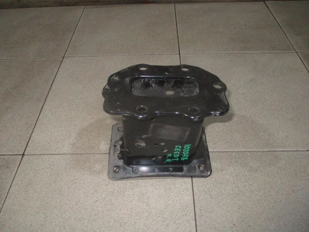 Кронштейн усилителя переднего бампера правый Kia Ceed 1 2007