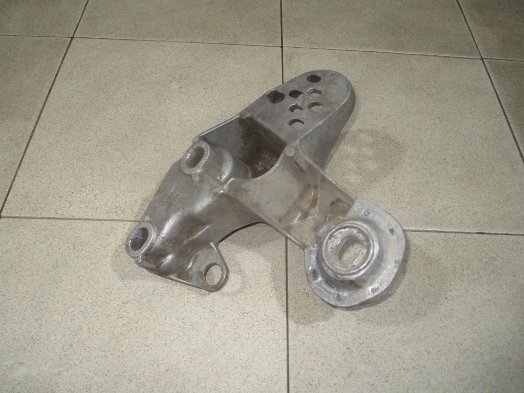 Кронштейн опоры двигателя Volkswagen Passat 1999 B5