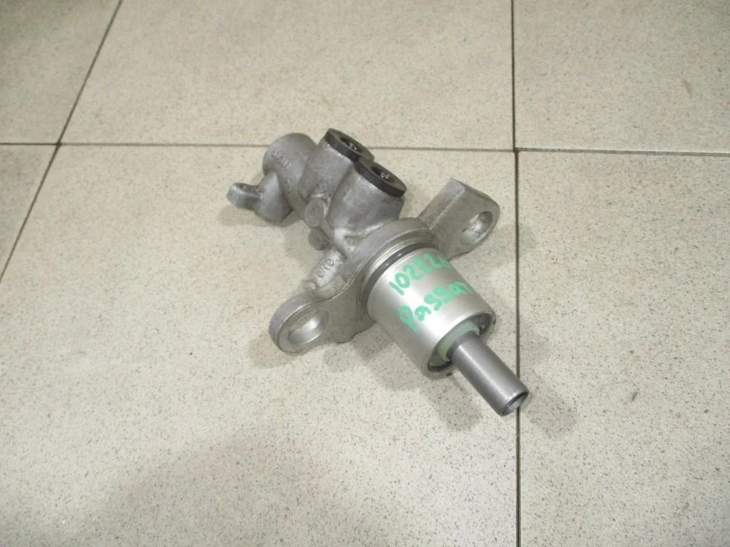 Цилиндр тормозной главный Volkswagen Passat 1999 B5