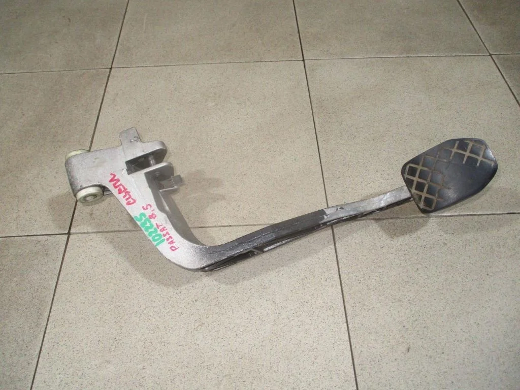 Педаль сцепления Volkswagen Passat 1999 B5