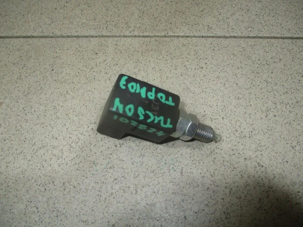 Датчик включения стопсигнала Hyundai Tucson 1 JM