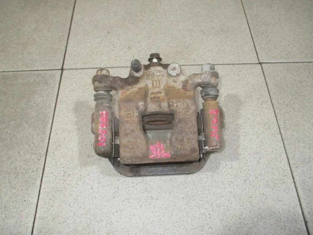 Суппорт задний левый Nissan Juke F15