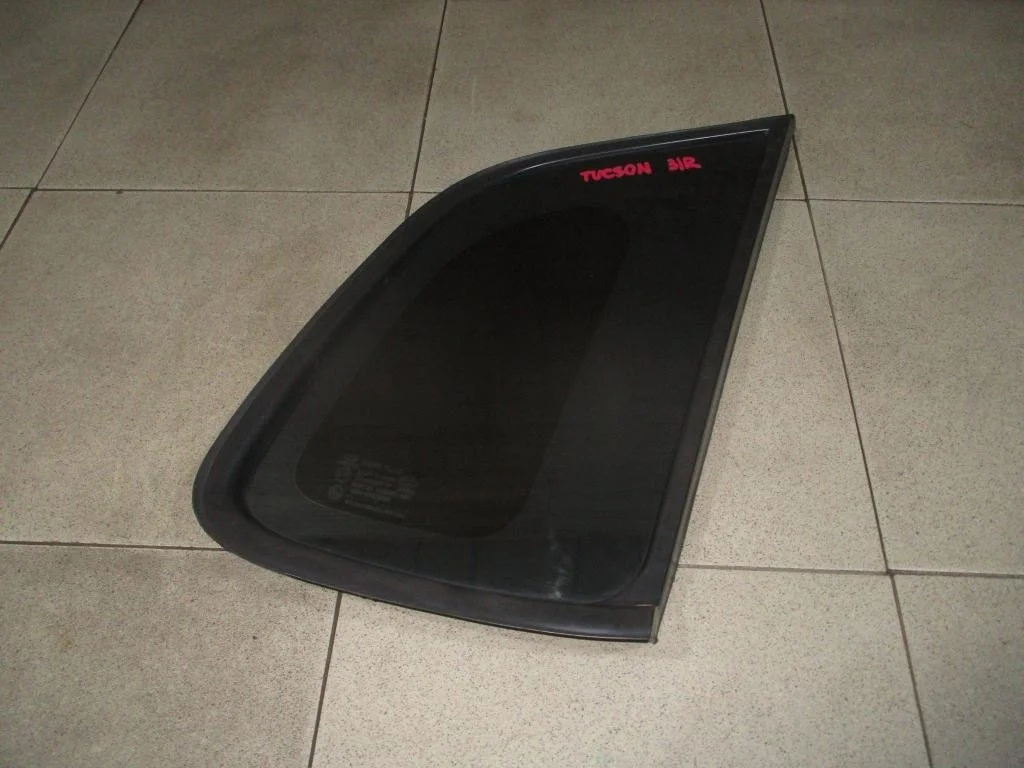 Стекло кузовное глухое правое Hyundai Tucson 1 JM