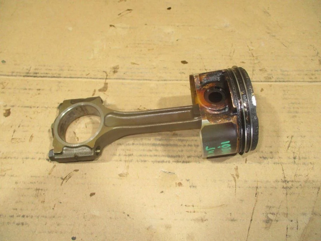 Поршень с шатуном Nissan Juke F15