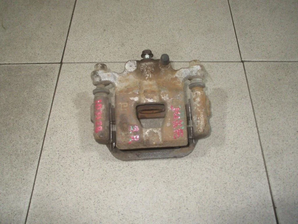 Суппорт задний правый Nissan Juke F15