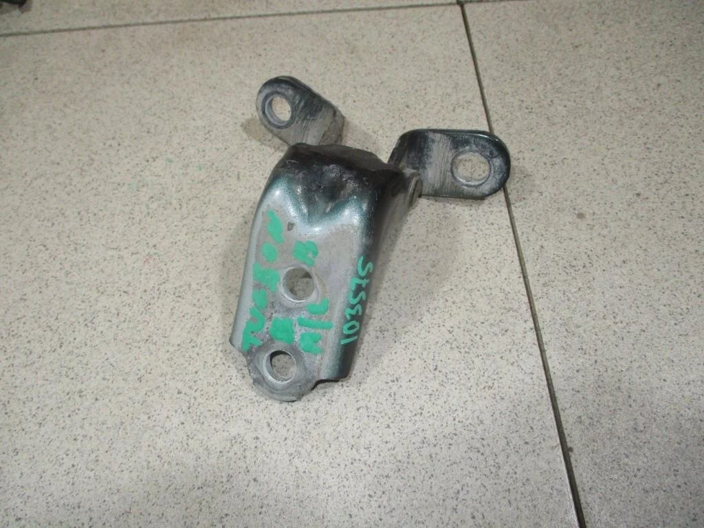 Петля двери передней левой верхняя Hyundai Tucson 1 JM