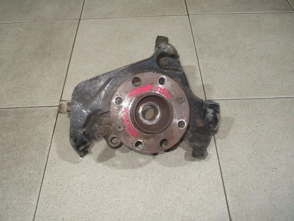 Кулак поворотный передний левый Opel Corsa 2008 D