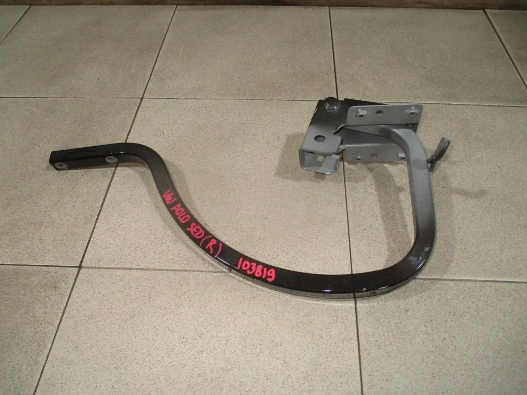 Петля крышки багажника Volkswagen Polo 5