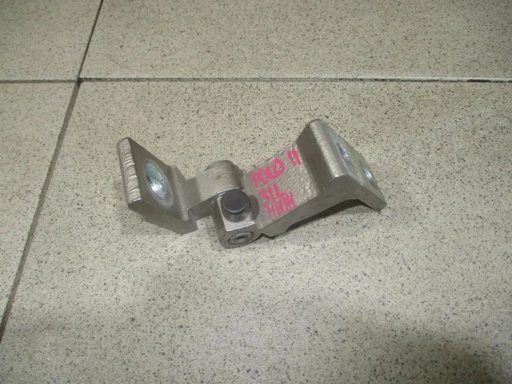 Петля двери Volkswagen Polo 6