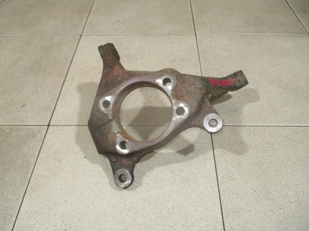 Кулак поворотный передний правый Lexus NX200t 2015 AZ10