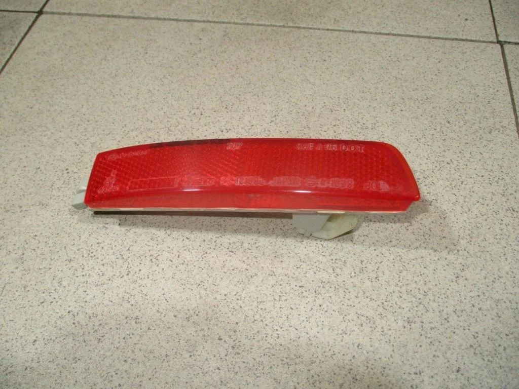 Отражатель в бампер задний левый Nissan Juke F15