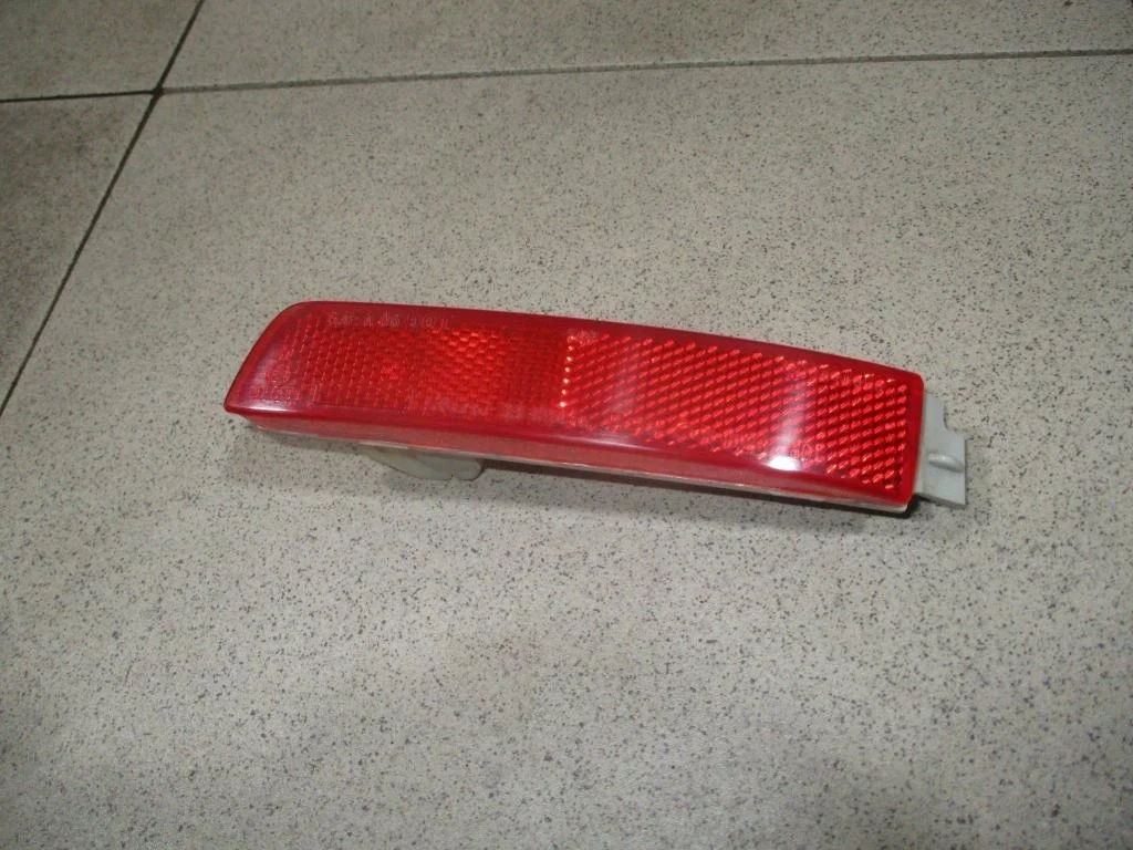 Отражатель в бампер задний правый Nissan Juke F15