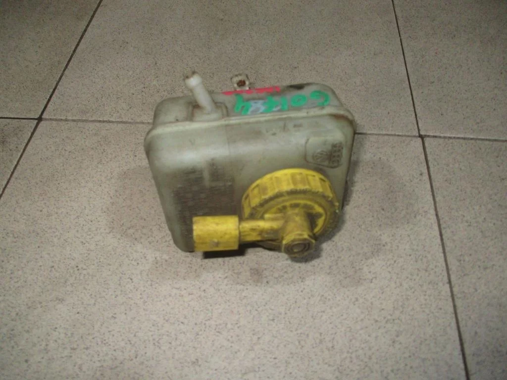 Бачок главного тормозного цилиндра Volkswagen Golf 4