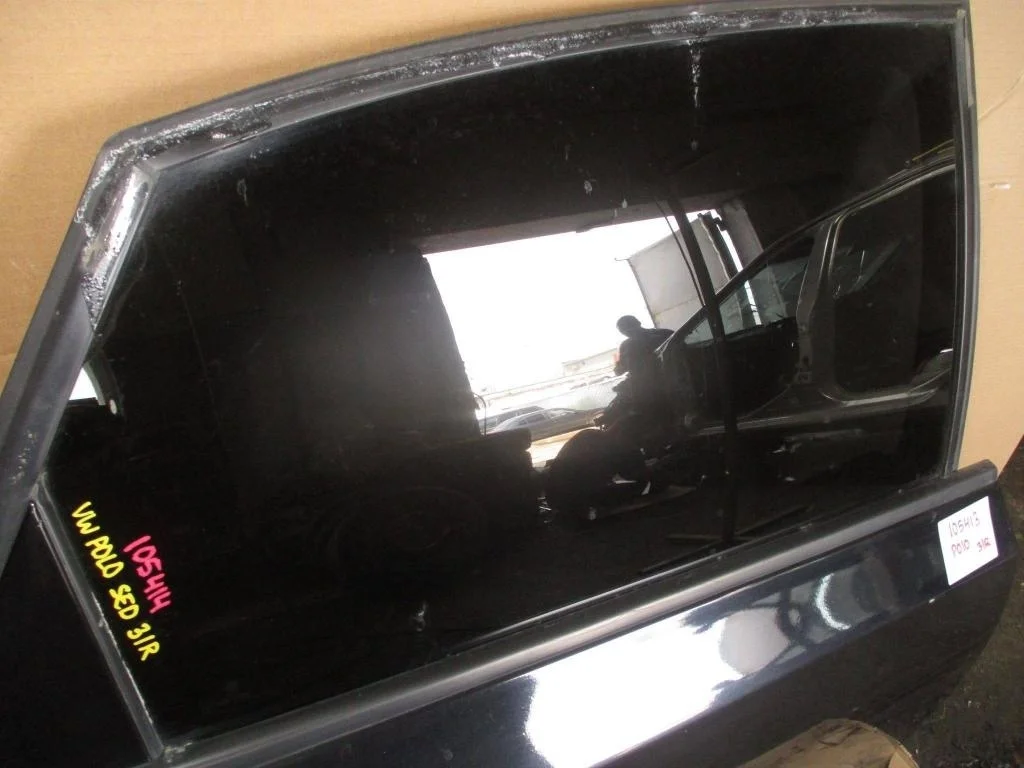 Стекло двери задней правой Volkswagen Polo 5