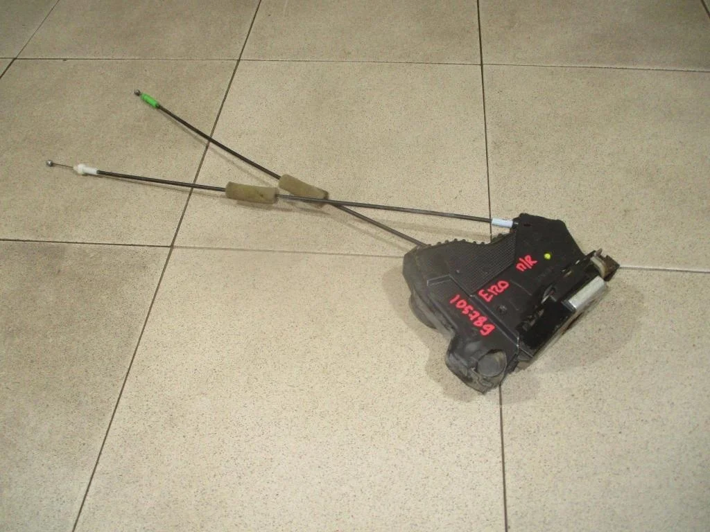 Замок двери передней правой Toyota Corolla E150