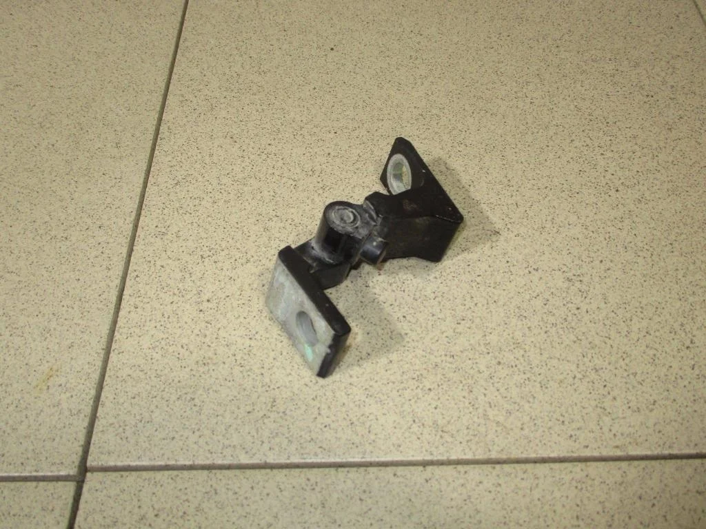 Петля двери Volkswagen Polo 5