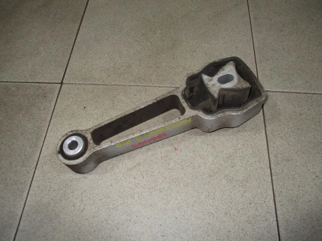 Опора двигателя задняя Land Rover Freelander 2 2008 L359