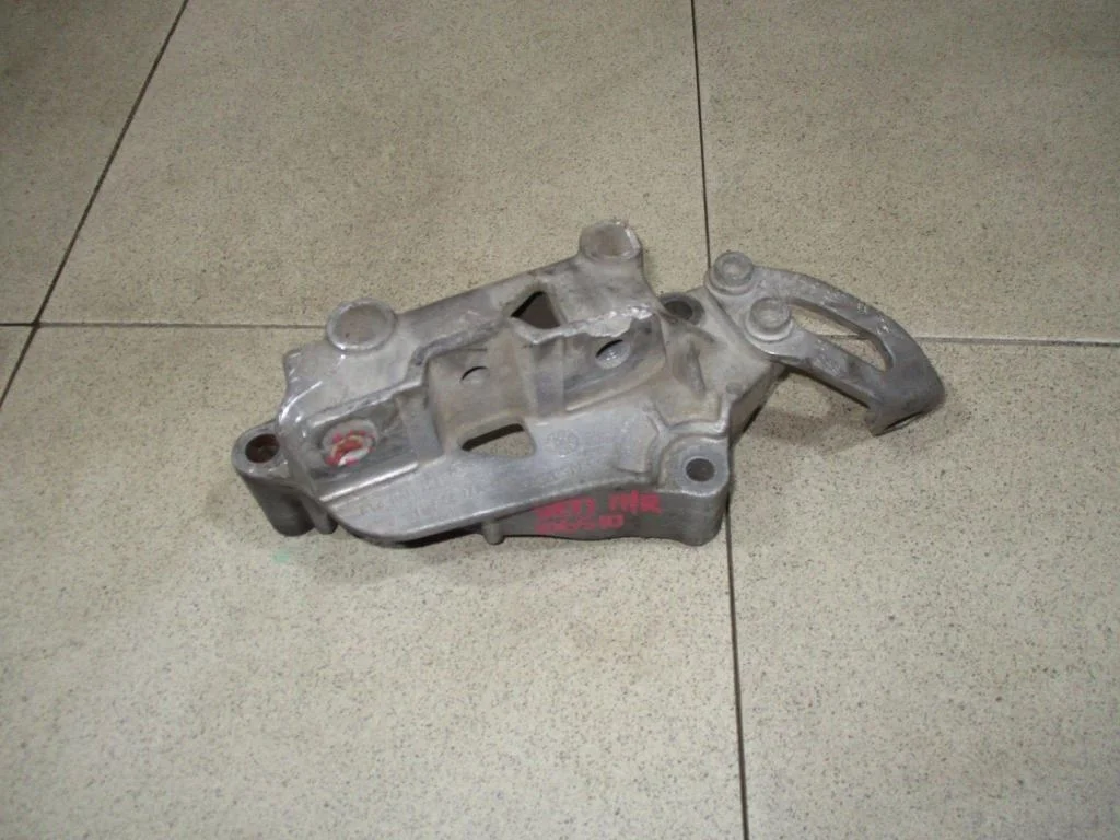 Кронштейн двигателя правый Skoda Yeti 2012 5L