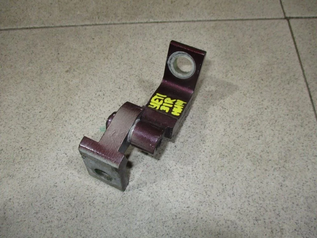 Петля двери Skoda Yeti 2012 5L