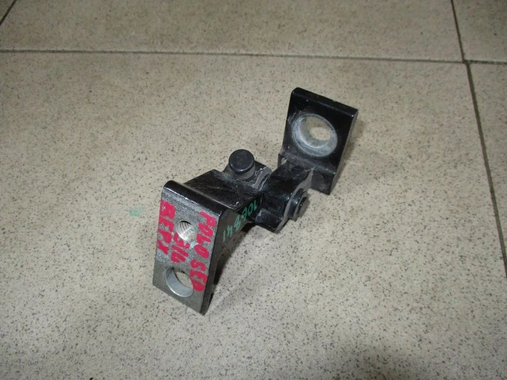 Петля двери Volkswagen Polo 5