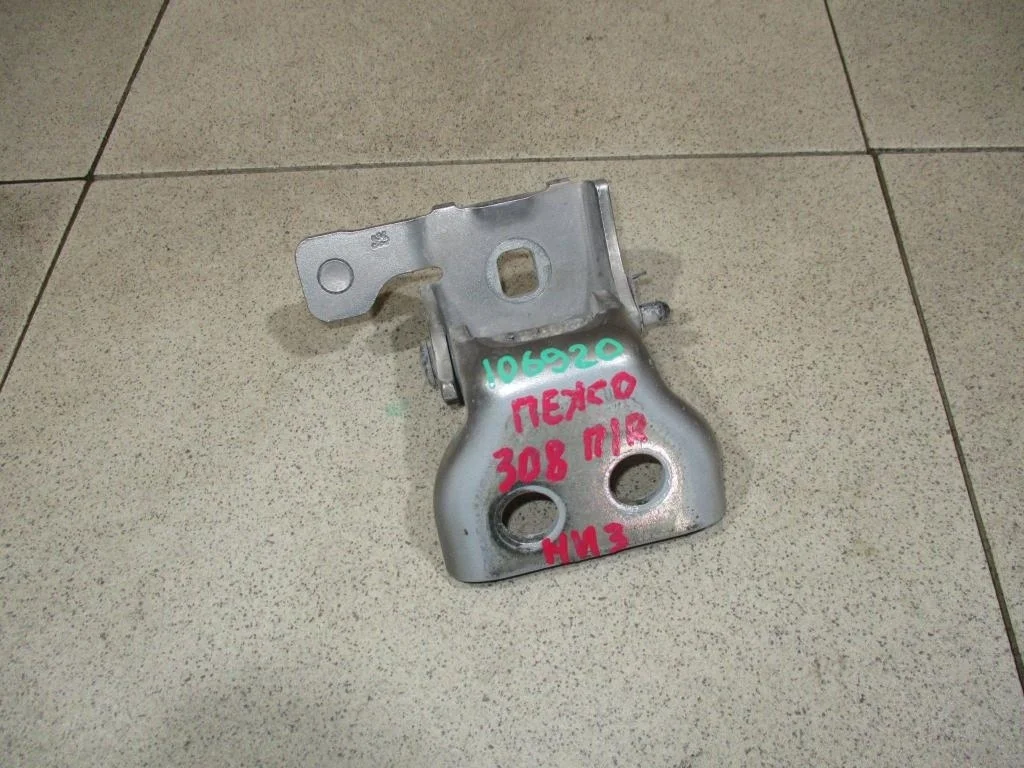 Петля двери передней правой нижняя Peugeot 308 T7