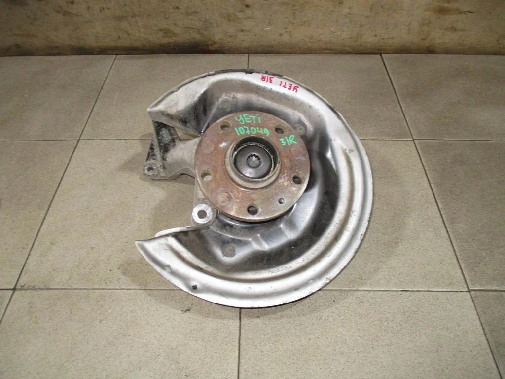 Кулак поворотный задний правый Skoda Yeti 2012 5L