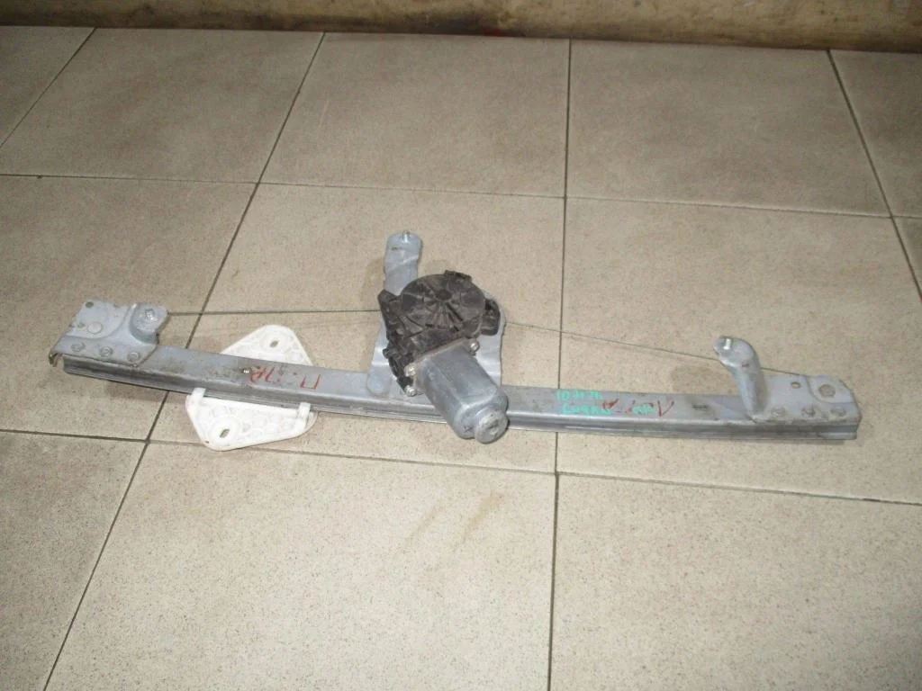 Стеклоподъемник передний правый Renault Logan 1 L90