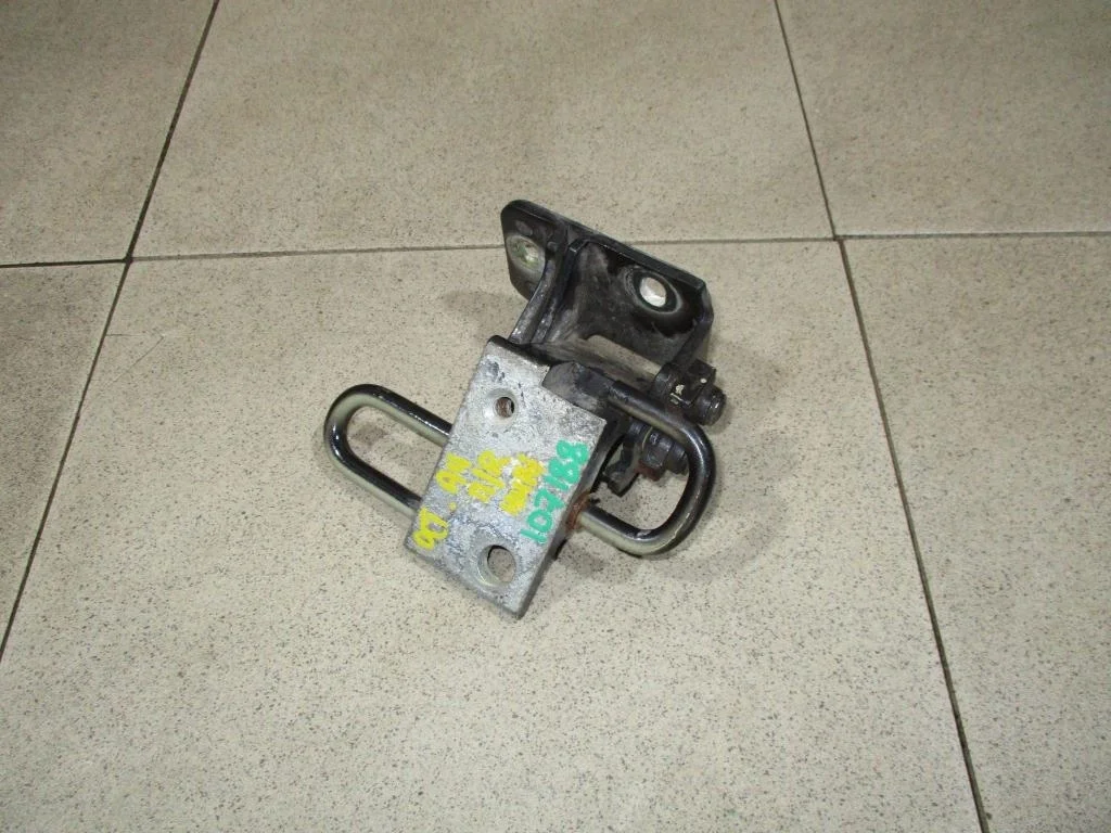 Петля двери передней правой нижняя Skoda Octavia 1 A4