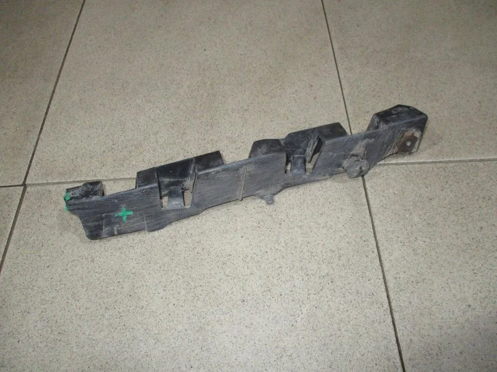 Кронштейн переднего бампера левый Citroen C4 2007 LC
