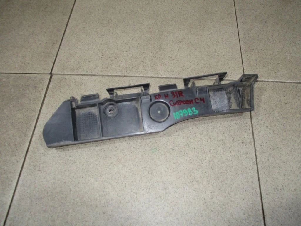 Кронштейн заднего бампера правый Citroen C4 2007 LC