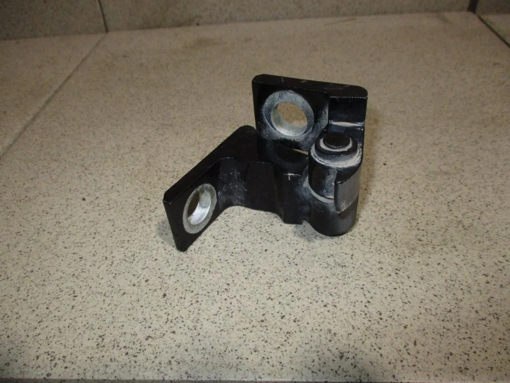 Петля двери Volkswagen Polo 5