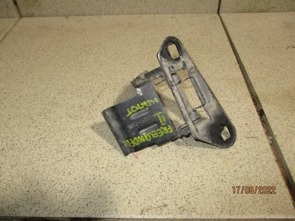 Крючок капота Land Rover Freelander 2 2008 L359