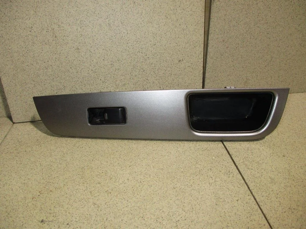 Кнопка стеклоподъемника Nissan Tiida 2012 C11