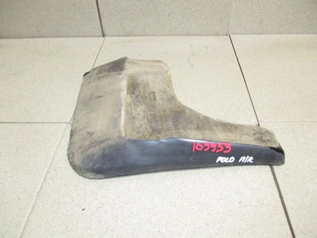 Брызговик передний правый Volkswagen Polo 5