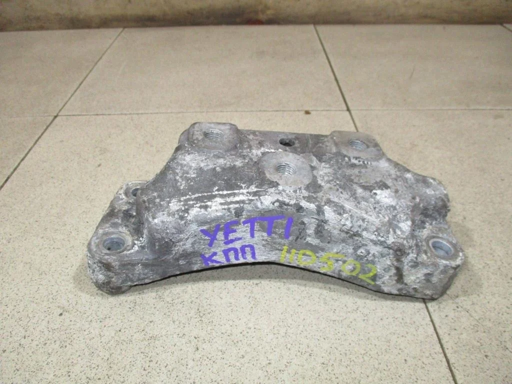 Кронштейн кпп левый Skoda Yeti 2012 5L