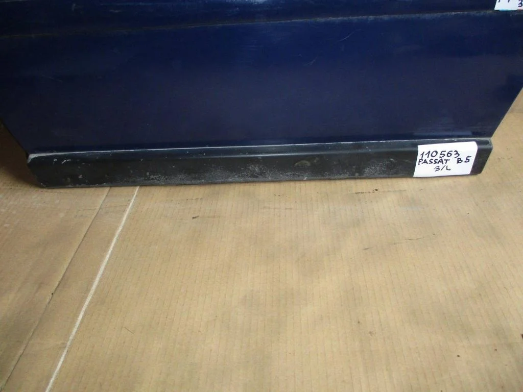 Молдинг задней левой двери Volkswagen Passat 1999 B5