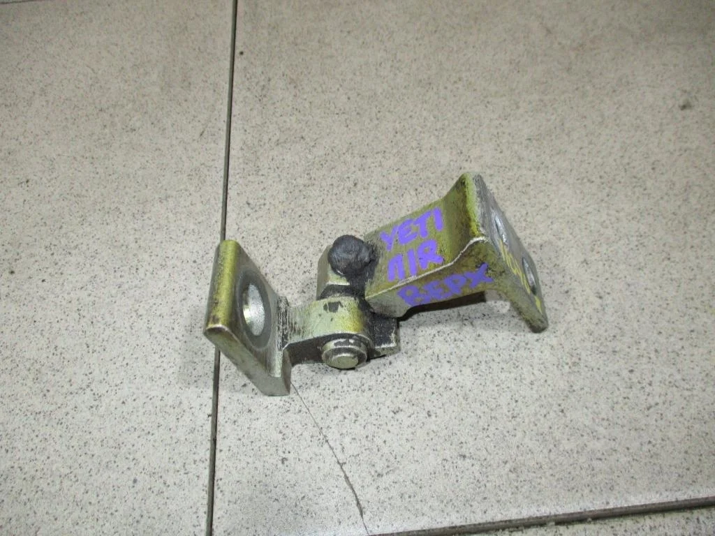 Петля двери Skoda Yeti 5L