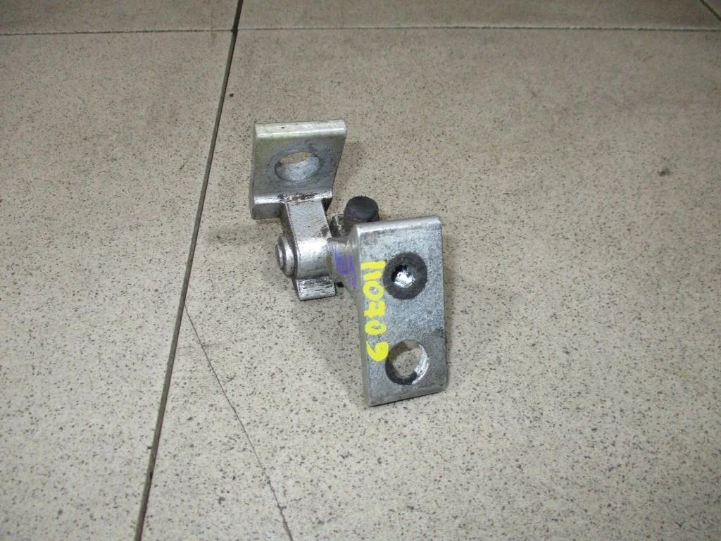 Петля двери Skoda Yeti 5L