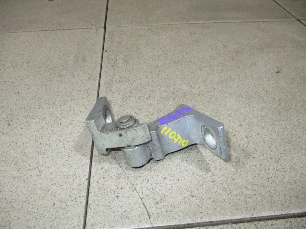 Петля двери Skoda Yeti 5L