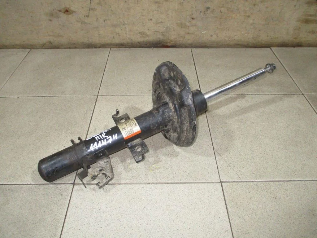 Амортизатор передний правый Nissan Qashqai 2014 J11