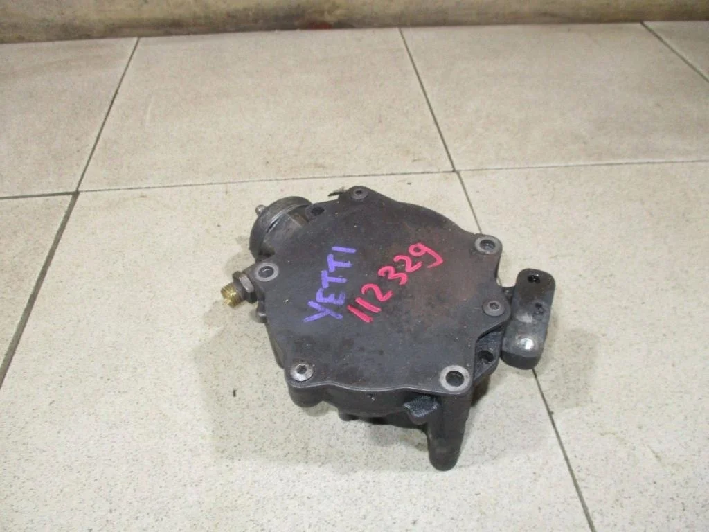 Насос вакуумный Skoda Yeti 2012 5L