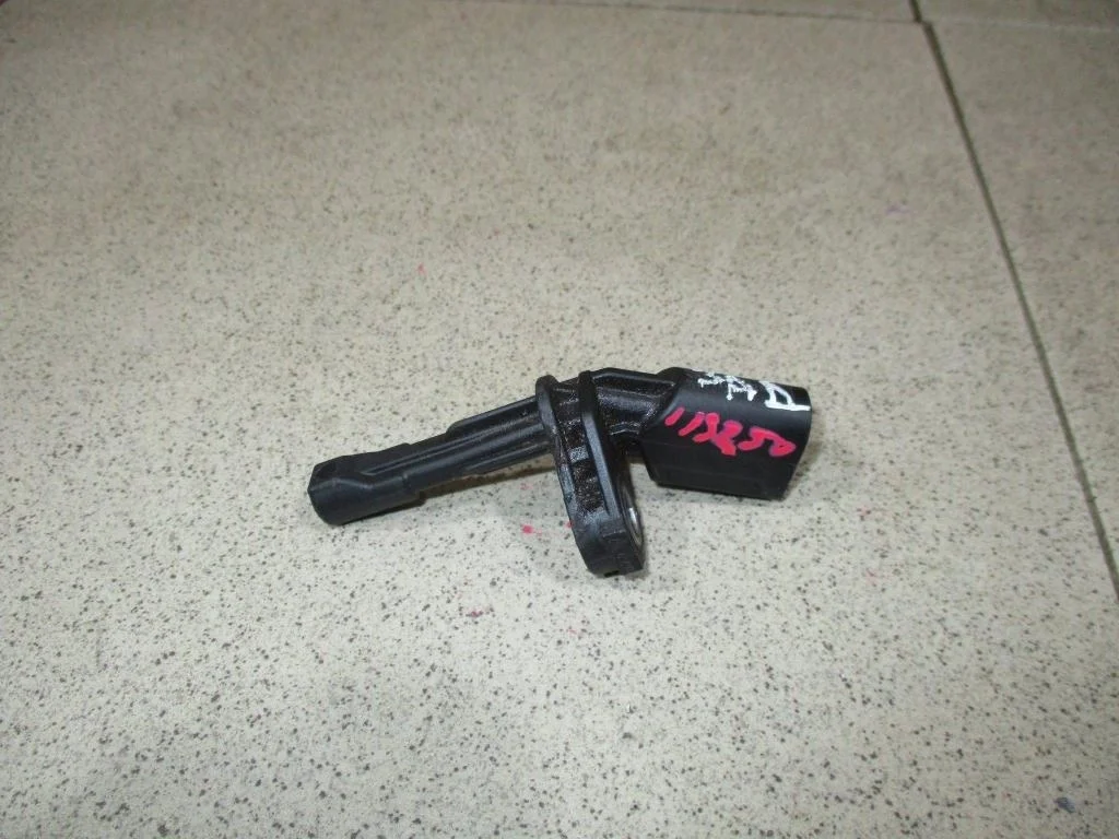 Датчик abs задний правый Volkswagen Jetta A6