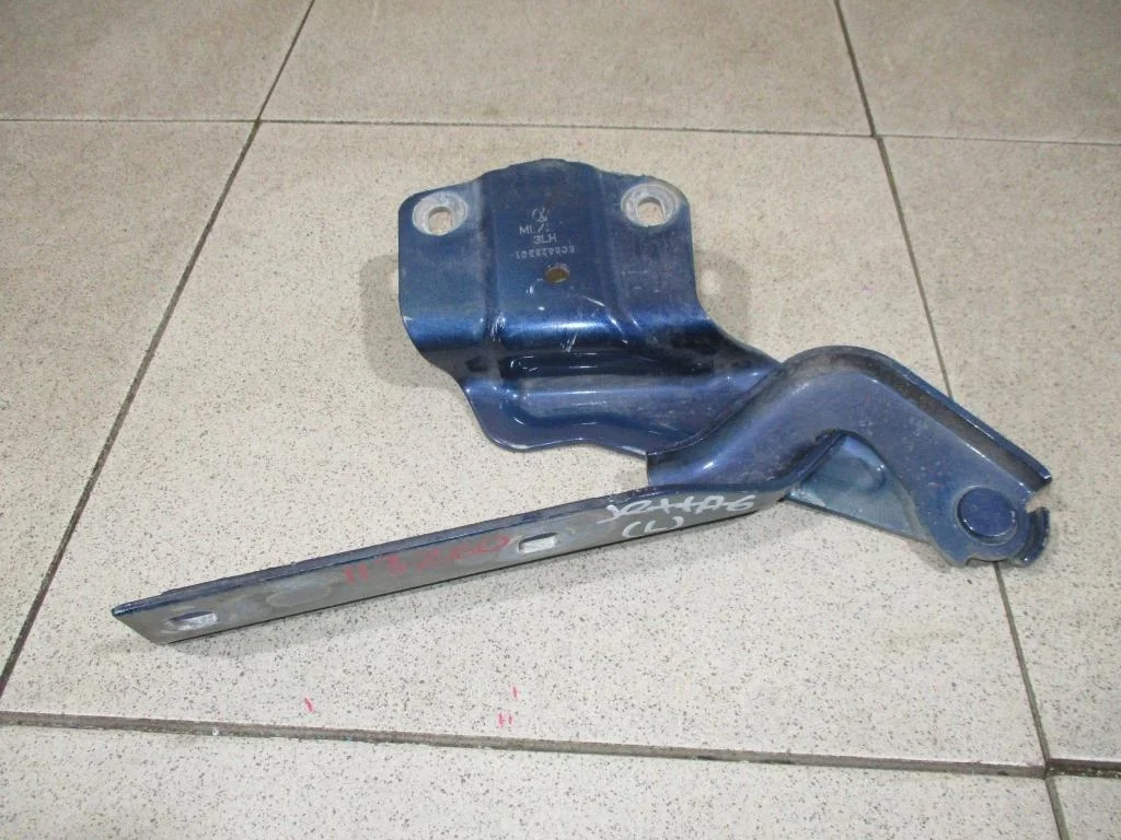 Петля капота левая Volkswagen Jetta A6