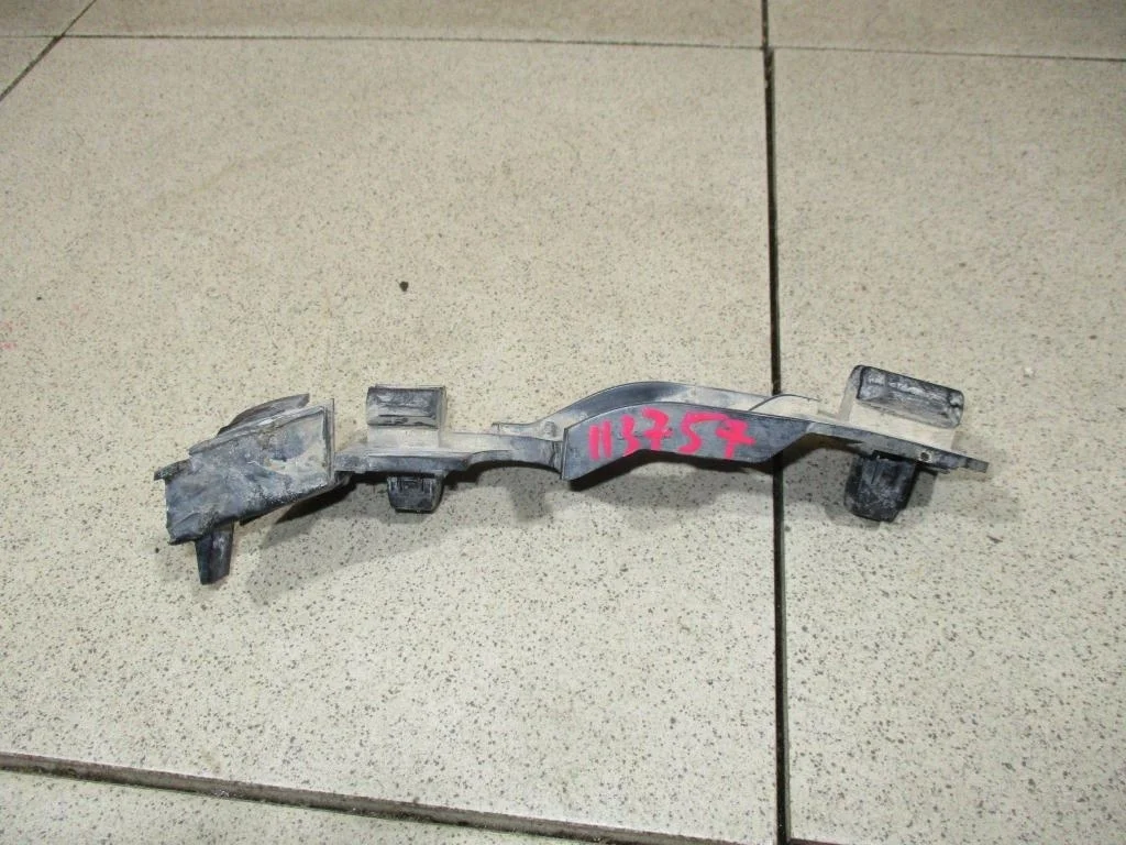 Кронштейн переднего бампера правый Hyundai Getz 2008 TB