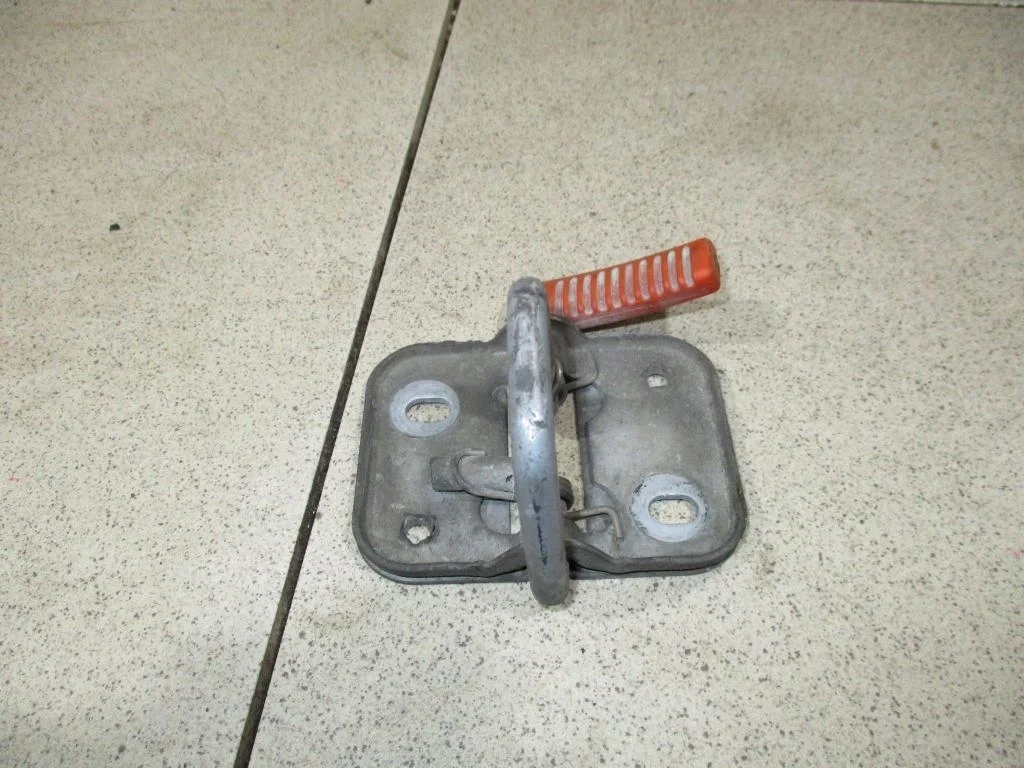 Крючок капота Volkswagen Jetta A6
